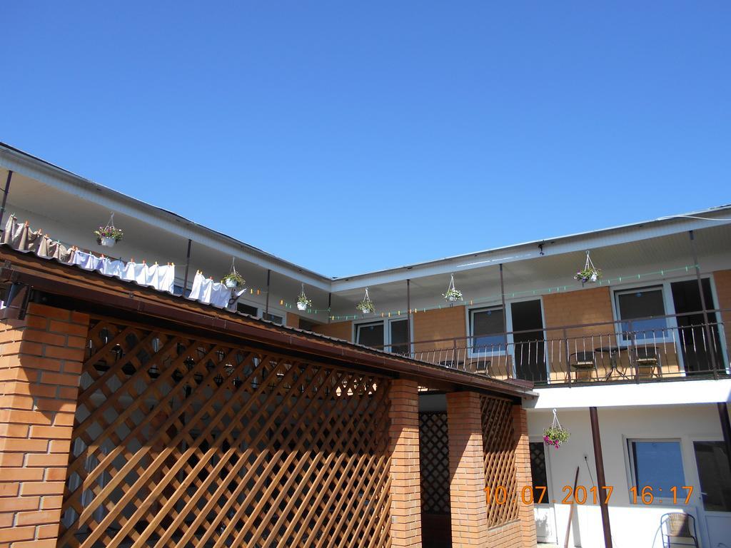 Lastochka Hotel Zaliznyy Port Exterior photo